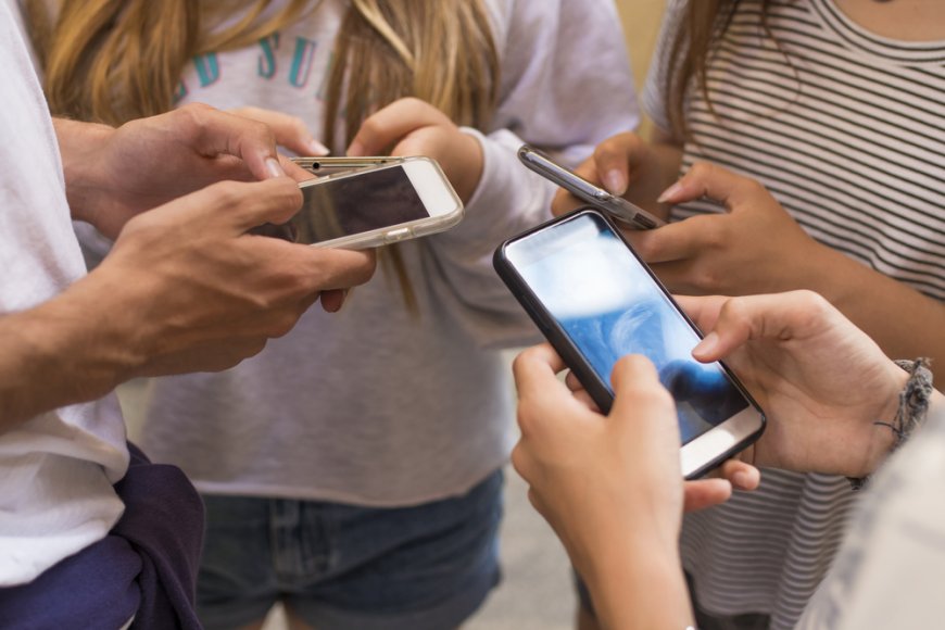 How Social Media Impacts Teenagers: Key Effects and Insights