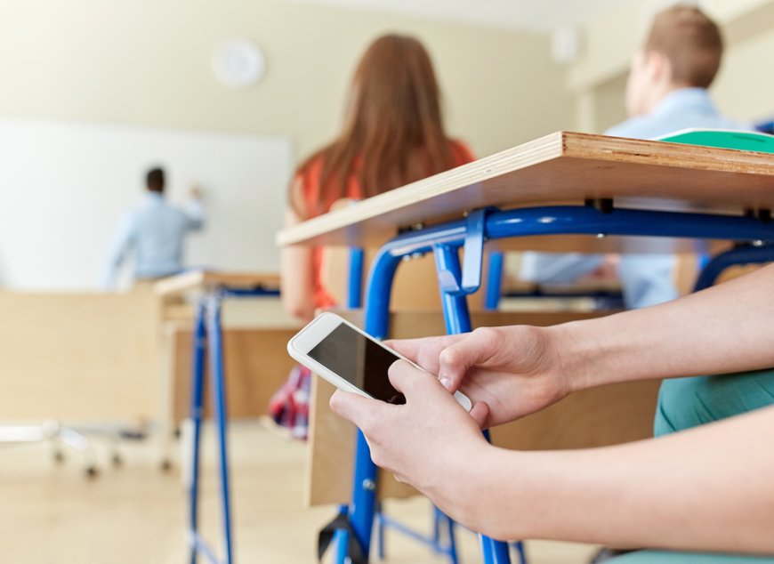 Should Smartphones Be Allowed in Classrooms?