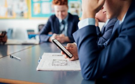Should Schools Ban Mobile Phones? Pros and Cons for Teachers and Students