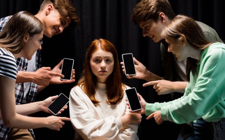 How Social Media Is Hurting Students – 10 Signs Every Parent Should Know