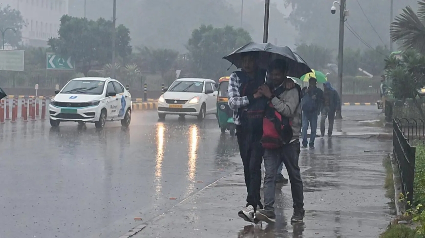 IMD Issues Red Alert as Heavy Rain and Thunderstorms Lash Delhi