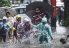 Mumbai Rain Update: Schools & Colleges Closed as Orange Alert Continues; Local Trains Resume with Delays